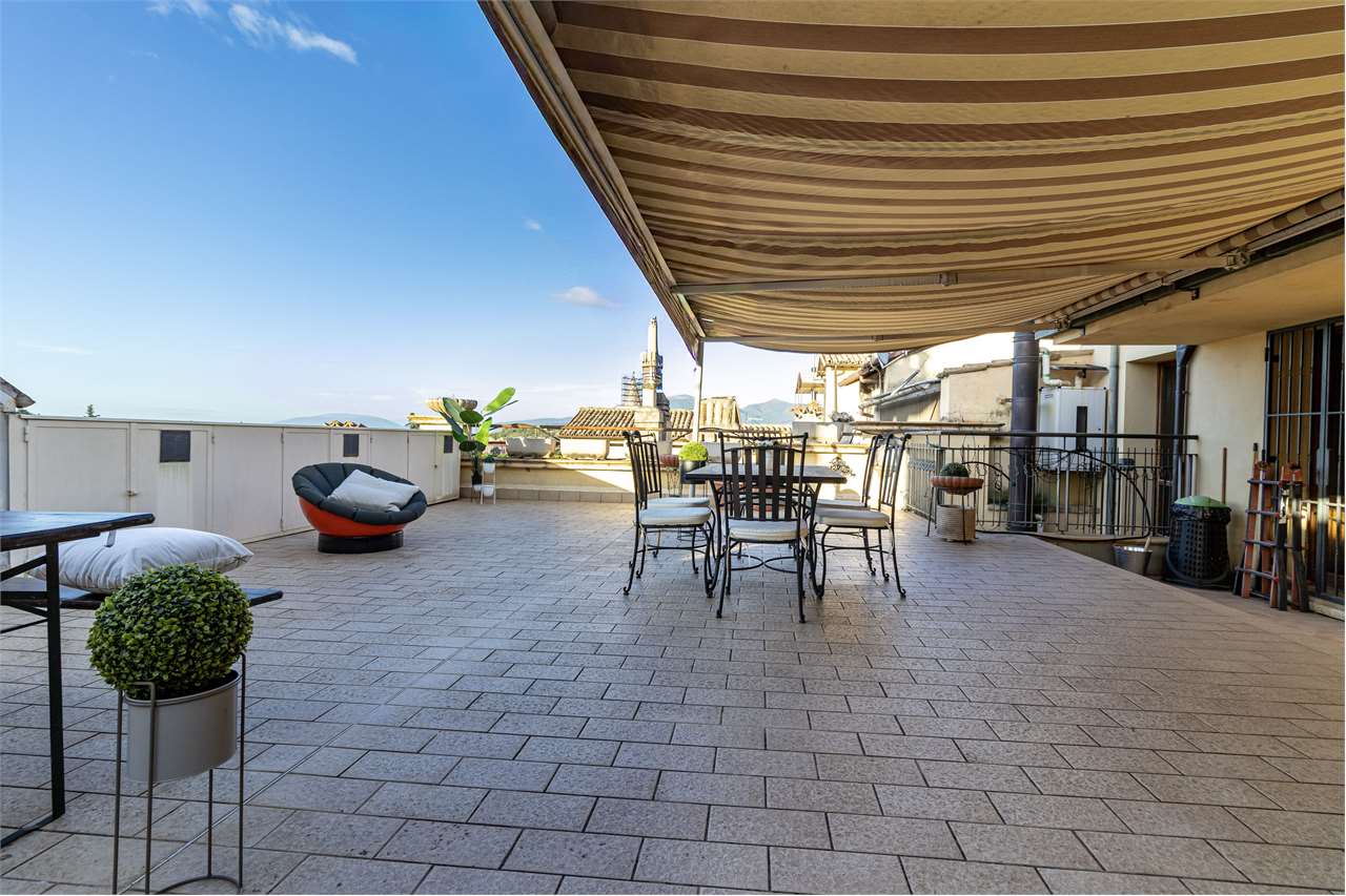 Dimora di pregio con terrazza panoramica di 100 mq e posto auto. — di prestigio in vendita a Spoleto — anteprima 103