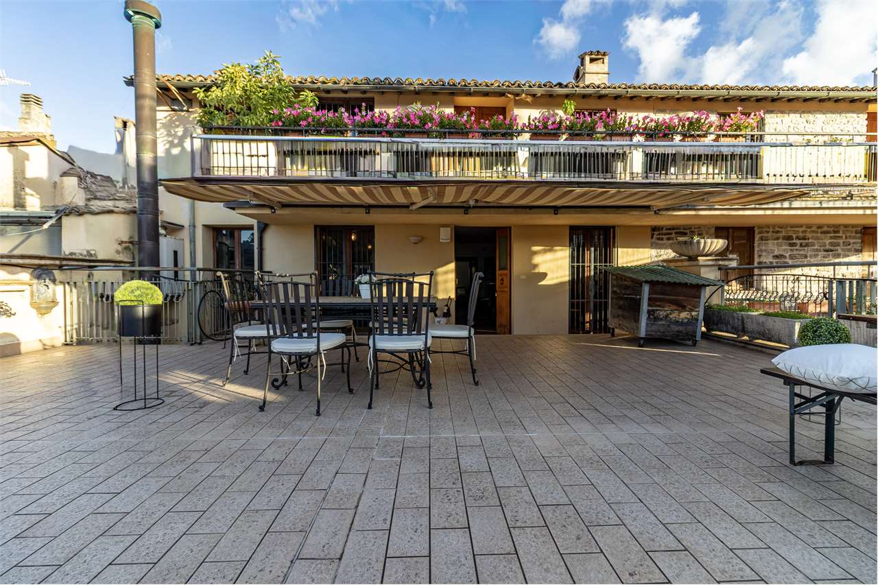 Dimora di pregio con terrazza panoramica di 100 mq e posto auto. — di prestigio in vendita a Spoleto — anteprima 104