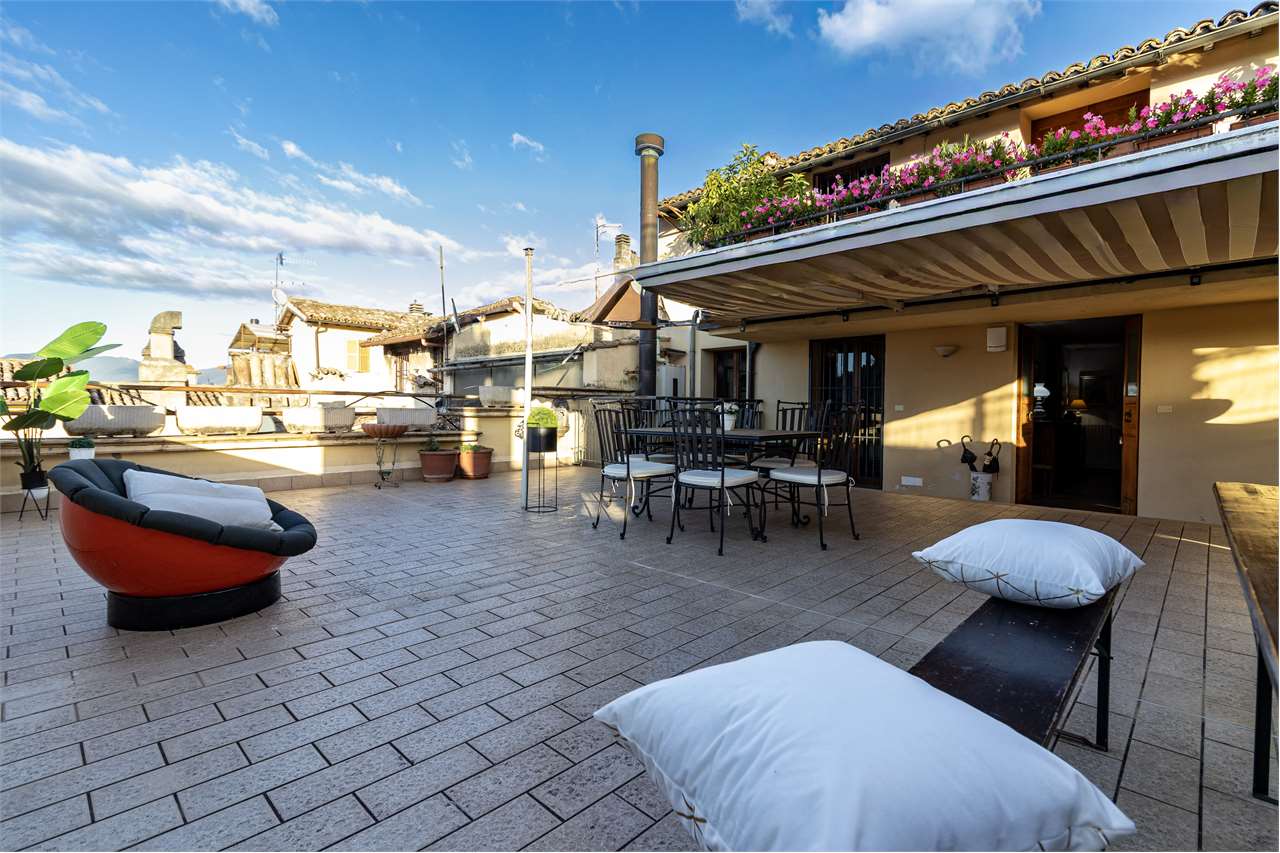 Dimora di pregio con terrazza panoramica di 100 mq e posto auto. — di prestigio in vendita a Spoleto — anteprima 105