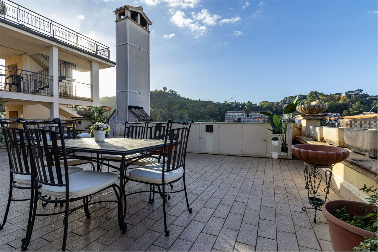 Dimora di pregio con terrazza panoramica di 100 mq e posto auto. — di prestigio in vendita a Spoleto — anteprima 106