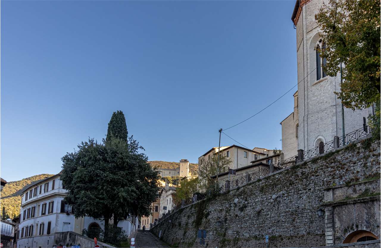 Dimora di pregio con terrazza panoramica di 100 mq e posto auto. — di prestigio in vendita a Spoleto — anteprima 107
