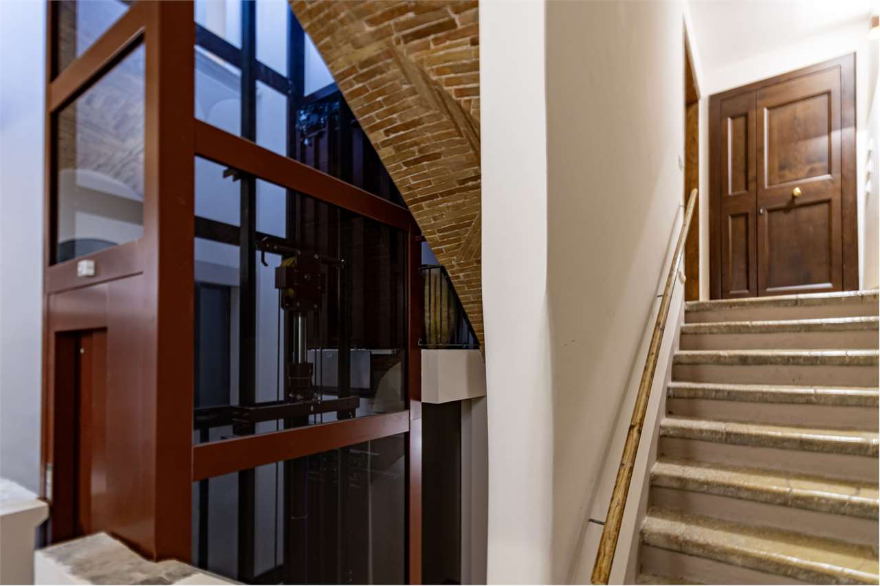 Eclusivo Duplex panoramico con ascensore, ristrutturato. — di prestigio in vendita a Spoleto — anteprima 75