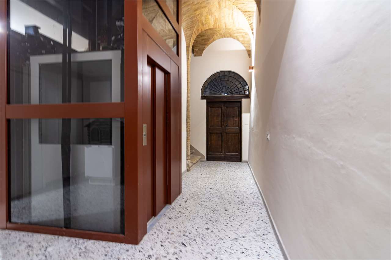 Eclusivo Duplex panoramico con ascensore, ristrutturato. — di prestigio in vendita a Spoleto — anteprima 5