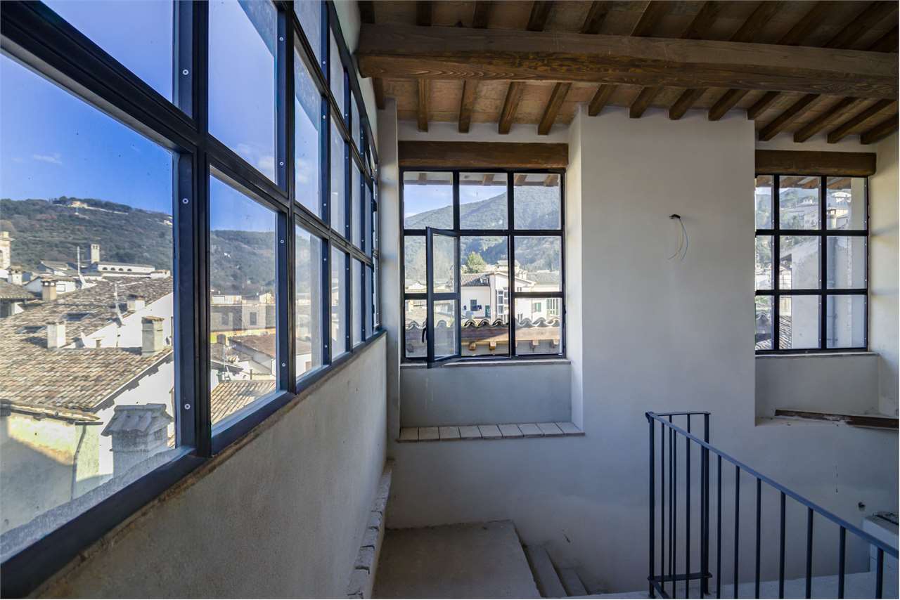 Eclusivo Duplex panoramico con ascensore, ristrutturato. — di prestigio in vendita a Spoleto — anteprima 100