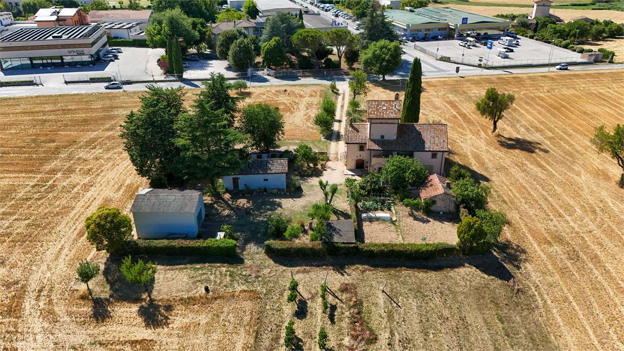 SPOLETO – VILLA STORICA DEL ‘400 CON PARCO PRIVATO — di prestigio in vendita a Spoleto — anteprima 5