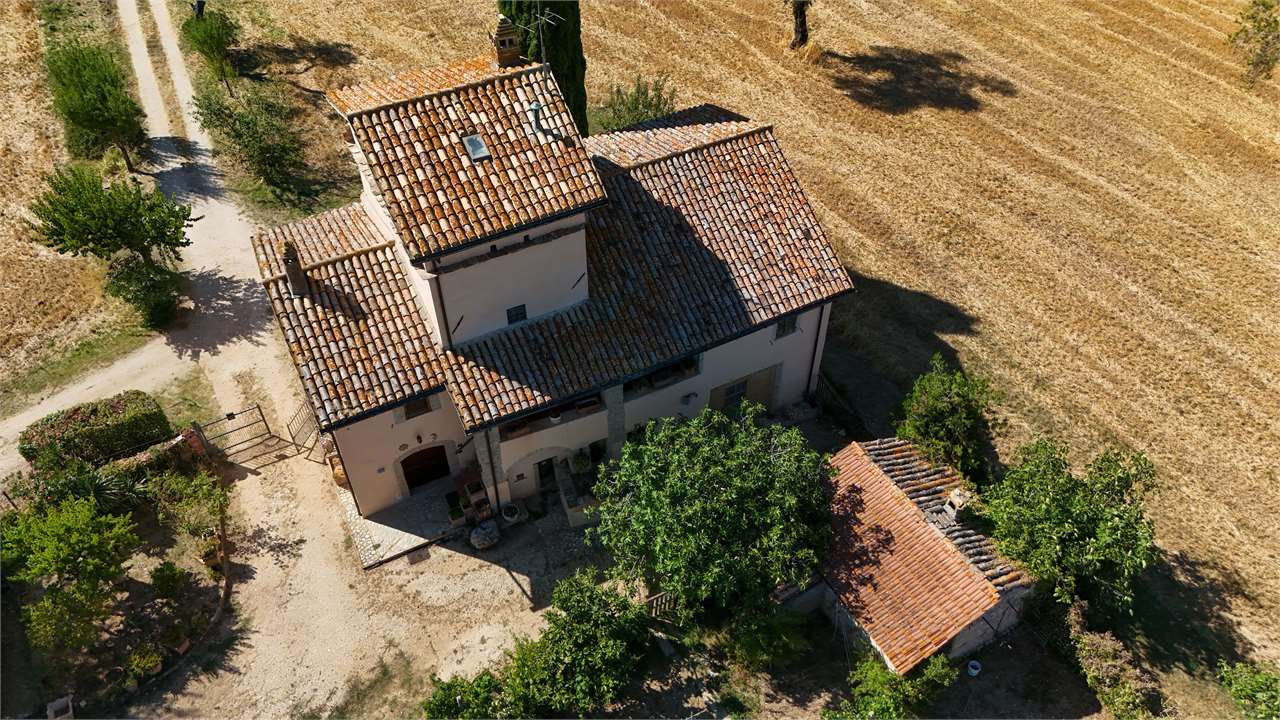 SPOLETO – VILLA STORICA DEL ‘400 CON PARCO PRIVATO — di prestigio in vendita a Spoleto — anteprima 9