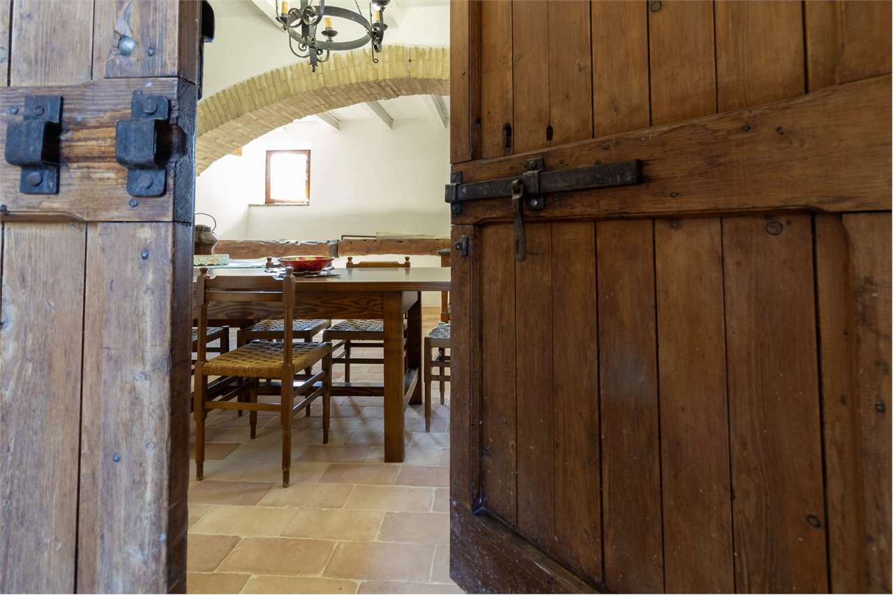 SPOLETO – VILLA STORICA DEL ‘400 CON PARCO PRIVATO — di prestigio in vendita a Spoleto — anteprima 2