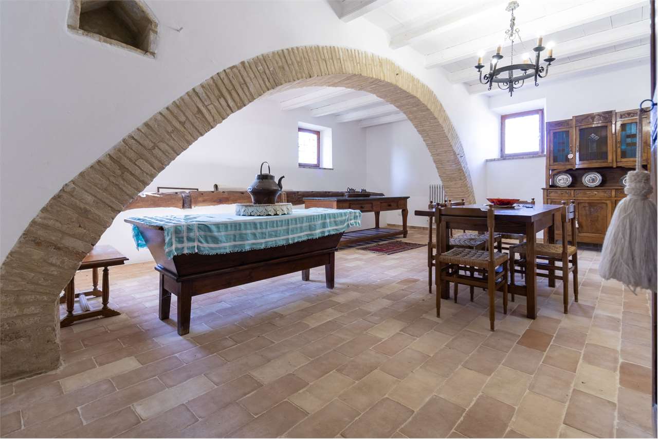 SPOLETO – VILLA STORICA DEL ‘400 CON PARCO PRIVATO — di prestigio in vendita a Spoleto — anteprima 3