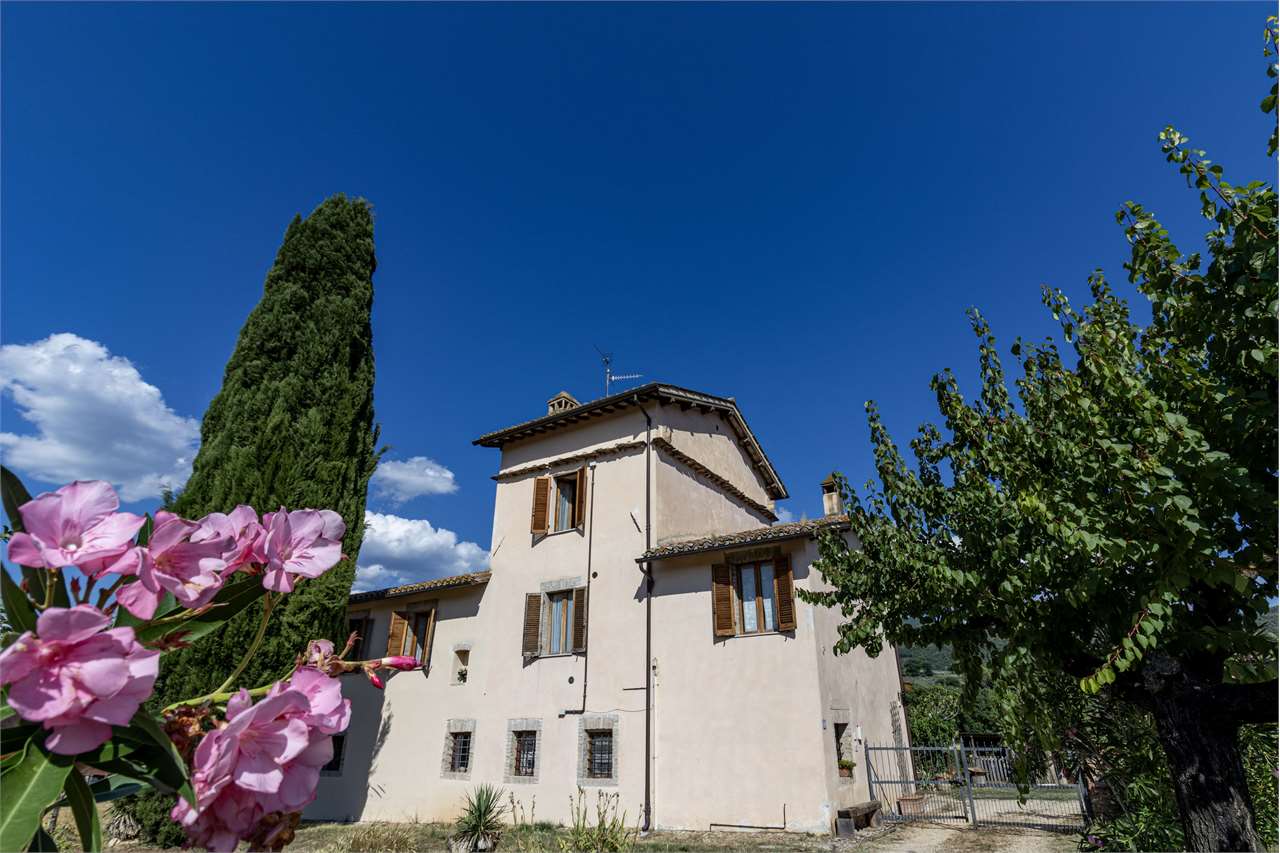 SPOLETO – VILLA STORICA DEL ‘400 CON PARCO PRIVATO — di prestigio in vendita a Spoleto — anteprima 11