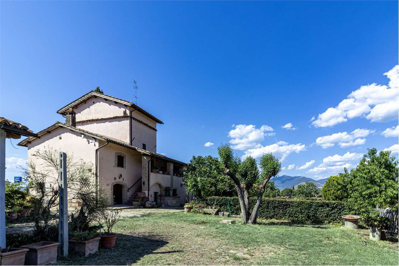 SPOLETO – VILLA STORICA DEL ‘400 CON PARCO PRIVATO — di prestigio in vendita a Spoleto — anteprima 6