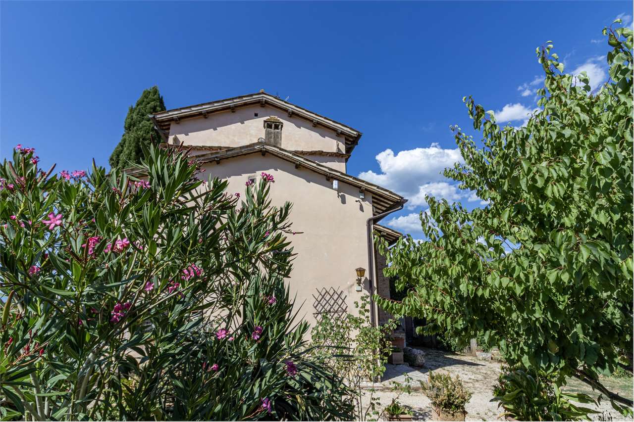SPOLETO – VILLA STORICA DEL ‘400 CON PARCO PRIVATO — di prestigio in vendita a Spoleto — anteprima 50