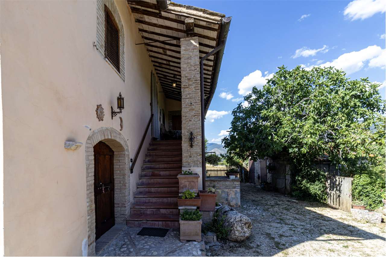 SPOLETO – VILLA STORICA DEL ‘400 CON PARCO PRIVATO — di prestigio in vendita a Spoleto — anteprima 30