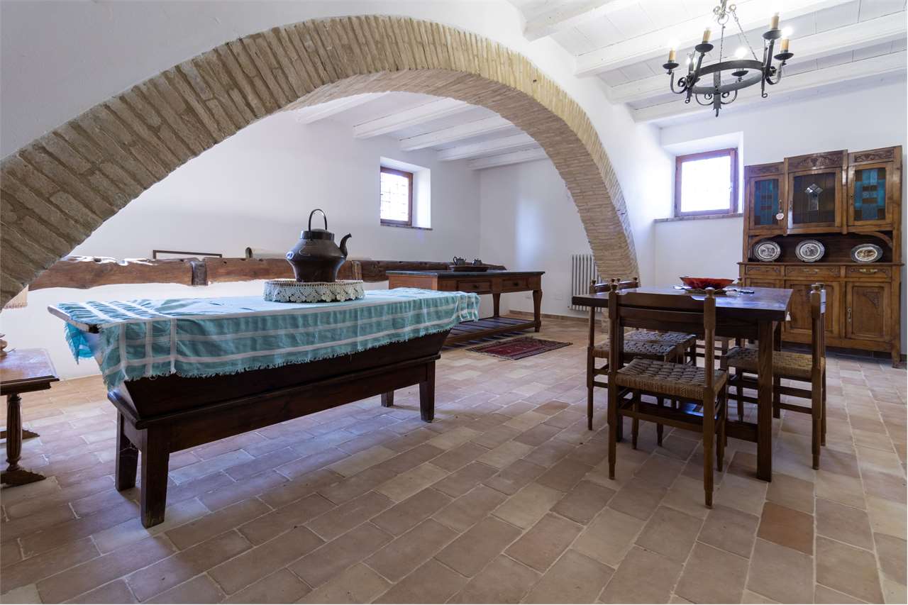 SPOLETO – VILLA STORICA DEL ‘400 CON PARCO PRIVATO — di prestigio in vendita a Spoleto — anteprima 13