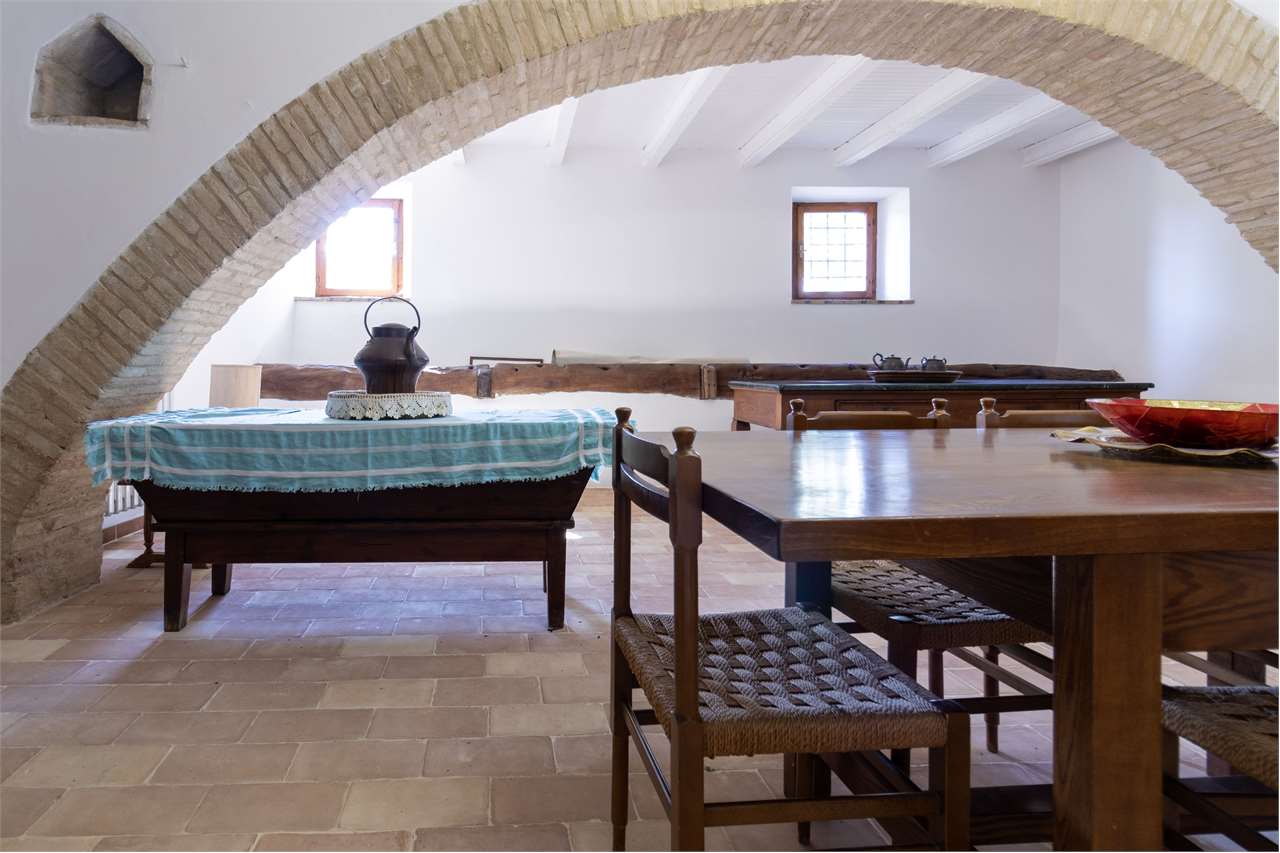 SPOLETO – VILLA STORICA DEL ‘400 CON PARCO PRIVATO — di prestigio in vendita a Spoleto — anteprima 14