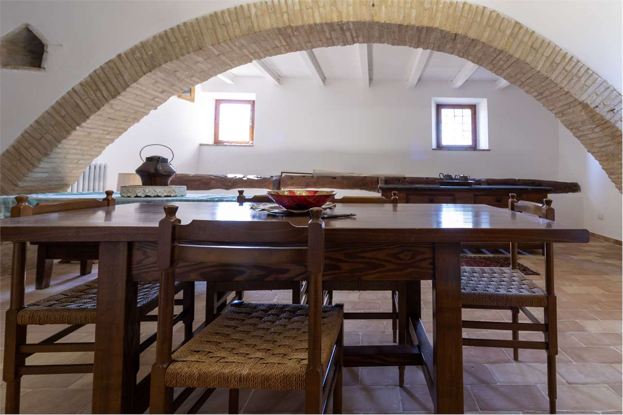 SPOLETO – VILLA STORICA DEL ‘400 CON PARCO PRIVATO — di prestigio in vendita a Spoleto — anteprima 19
