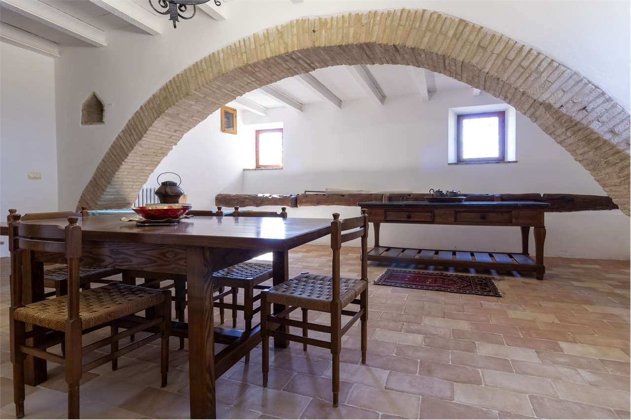 SPOLETO – VILLA STORICA DEL ‘400 CON PARCO PRIVATO — di prestigio in vendita a Spoleto — anteprima 25