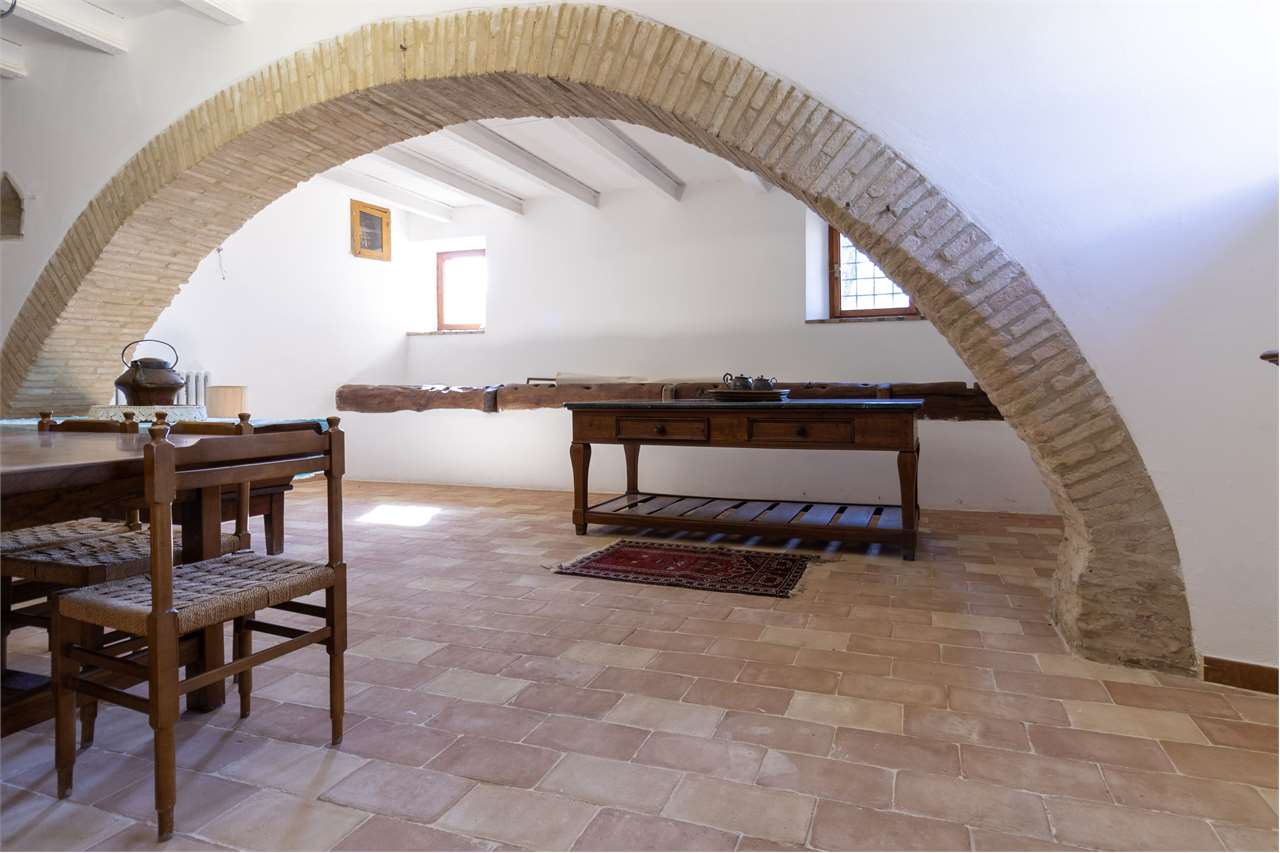SPOLETO – VILLA STORICA DEL ‘400 CON PARCO PRIVATO — di prestigio in vendita a Spoleto — anteprima 18