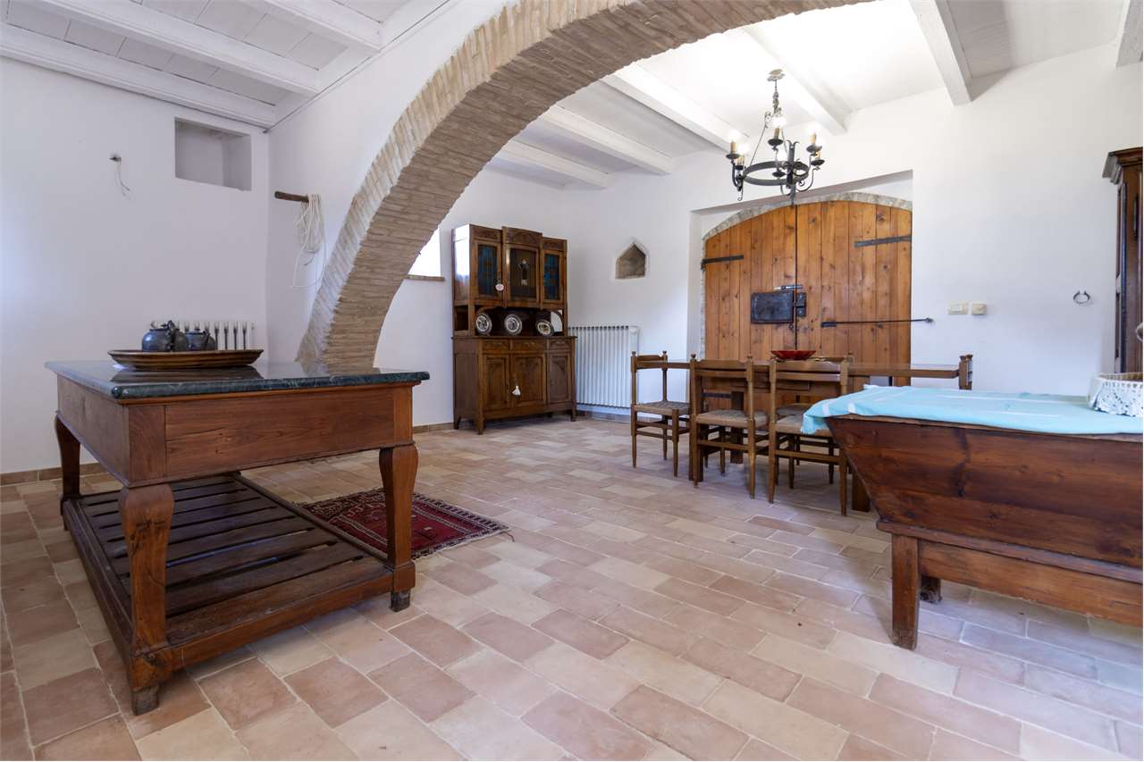 SPOLETO – VILLA STORICA DEL ‘400 CON PARCO PRIVATO — di prestigio in vendita a Spoleto — anteprima 15
