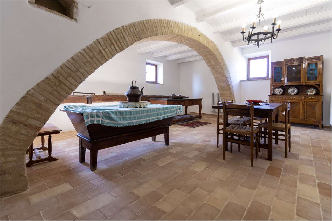 SPOLETO – VILLA STORICA DEL ‘400 CON PARCO PRIVATO — di prestigio in vendita a Spoleto — anteprima 27