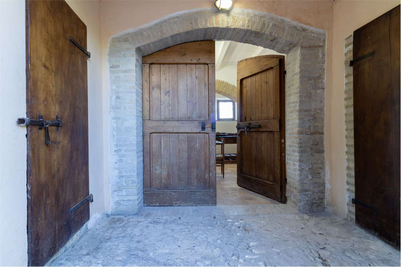 SPOLETO – VILLA STORICA DEL ‘400 CON PARCO PRIVATO — di prestigio in vendita a Spoleto — anteprima 28