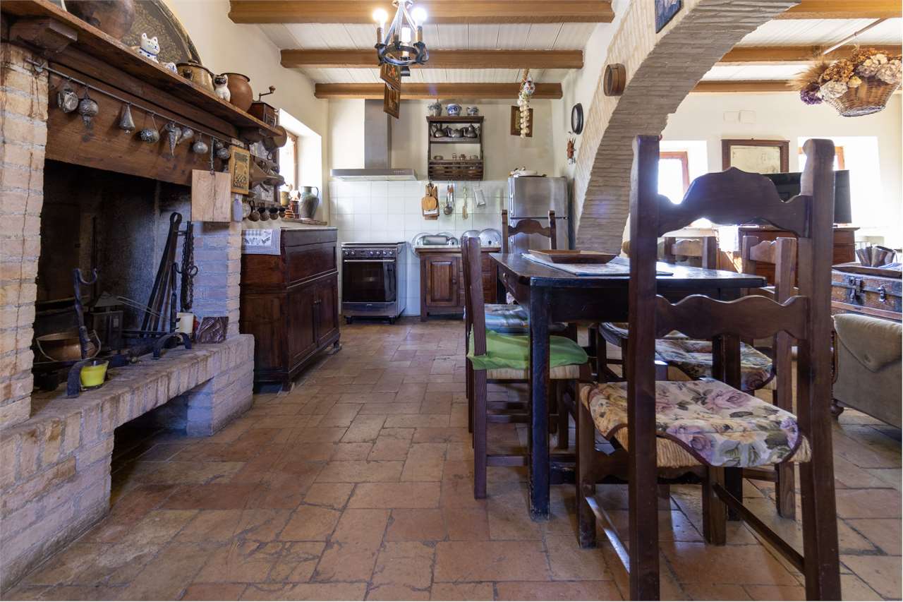 SPOLETO – VILLA STORICA DEL ‘400 CON PARCO PRIVATO — di prestigio in vendita a Spoleto — anteprima 24