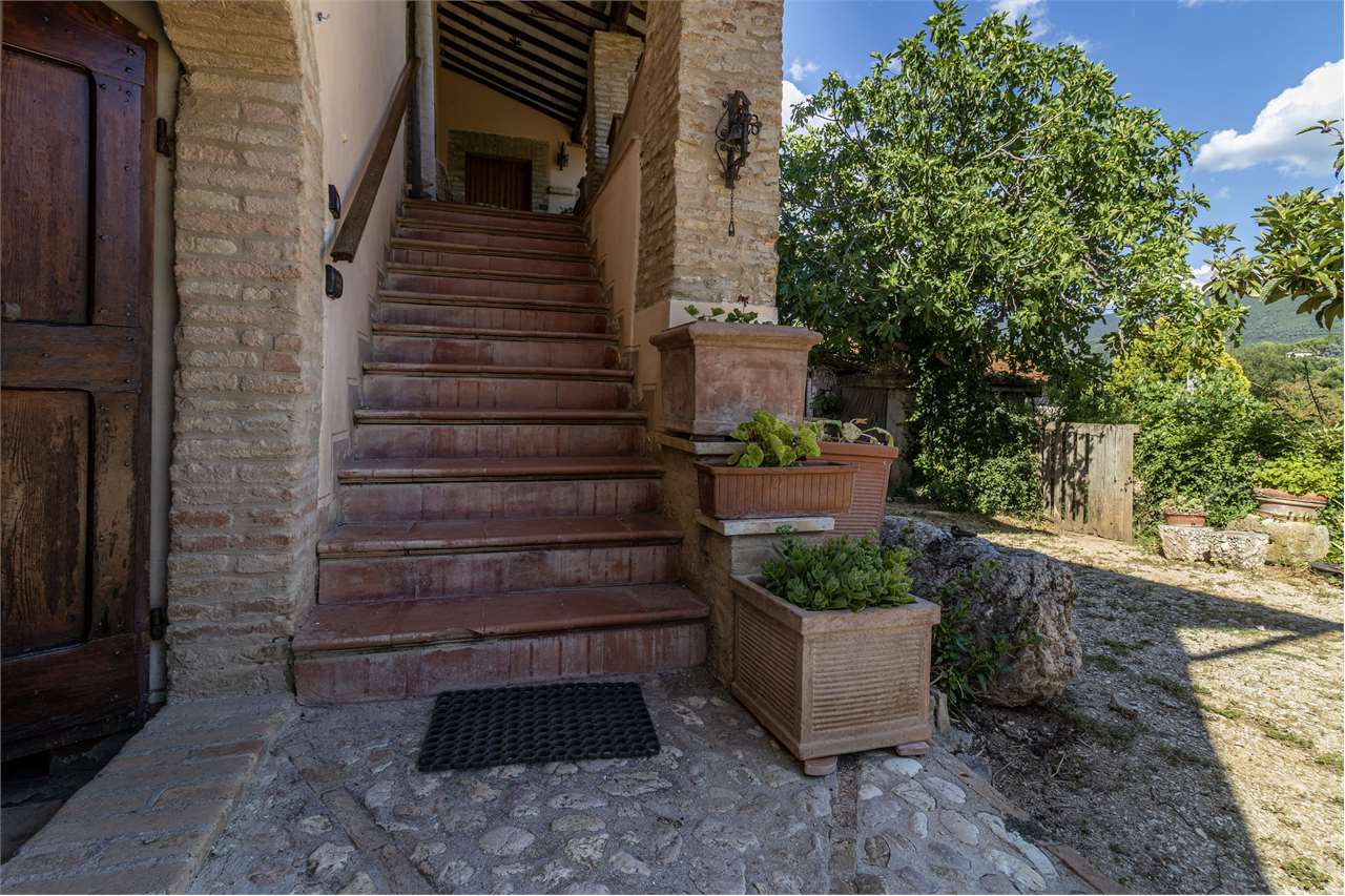 SPOLETO – VILLA STORICA DEL ‘400 CON PARCO PRIVATO — di prestigio in vendita a Spoleto — anteprima 31