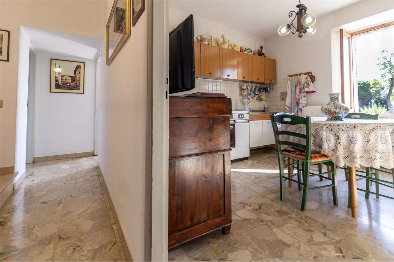SPOLETO – VILLA STORICA DEL ‘400 CON PARCO PRIVATO — di prestigio in vendita a Spoleto — anteprima 40