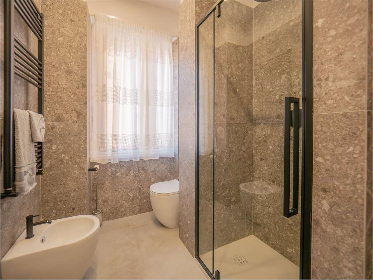 Appartamento RISTRUTTURATO con tre camere — Appartamento in vendita a Perugia zona Filosofi — anteprima 26