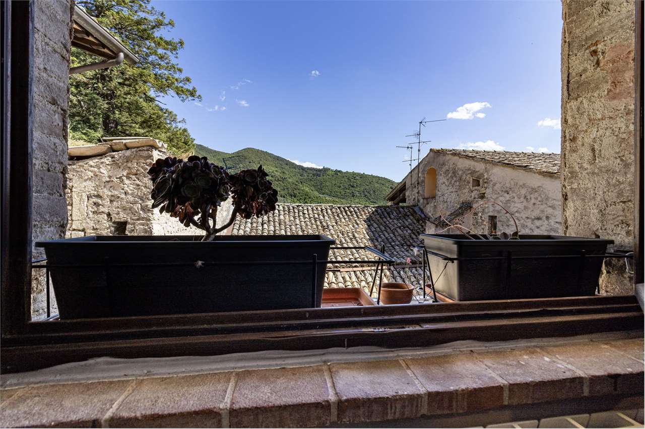 Affascinante appartamento recentemente ristrutturato in centro storico a Spoleto — in vendita a Spoleto — anteprima 38