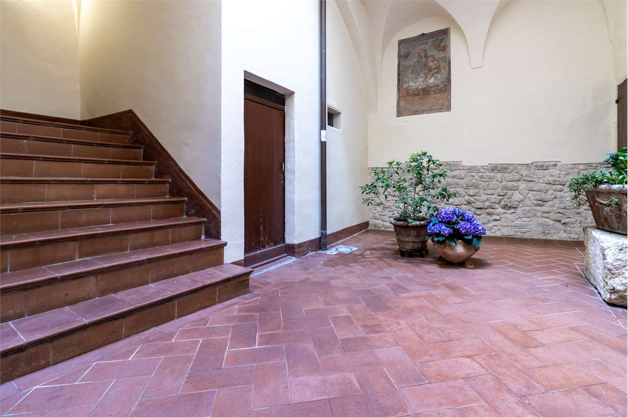 Affascinante appartamento recentemente ristrutturato in centro storico a Spoleto — in vendita a Spoleto — anteprima 4