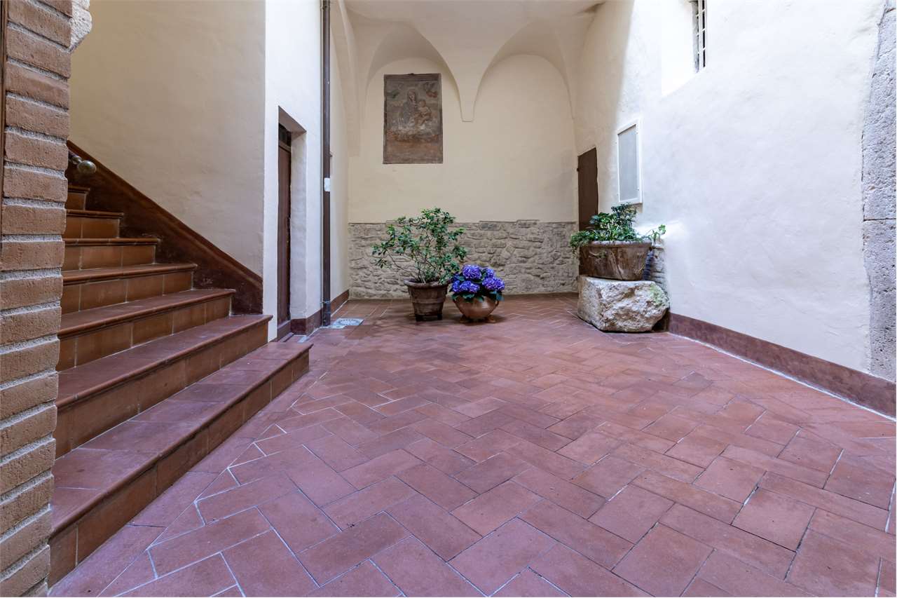 Affascinante appartamento recentemente ristrutturato in centro storico a Spoleto — in vendita a Spoleto — anteprima 82