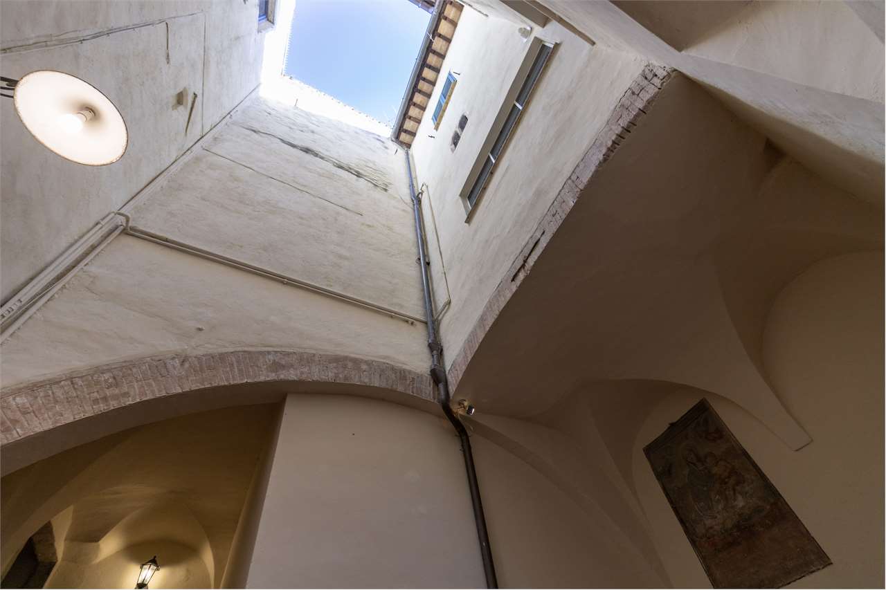 Affascinante appartamento recentemente ristrutturato in centro storico a Spoleto — in vendita a Spoleto — anteprima 84