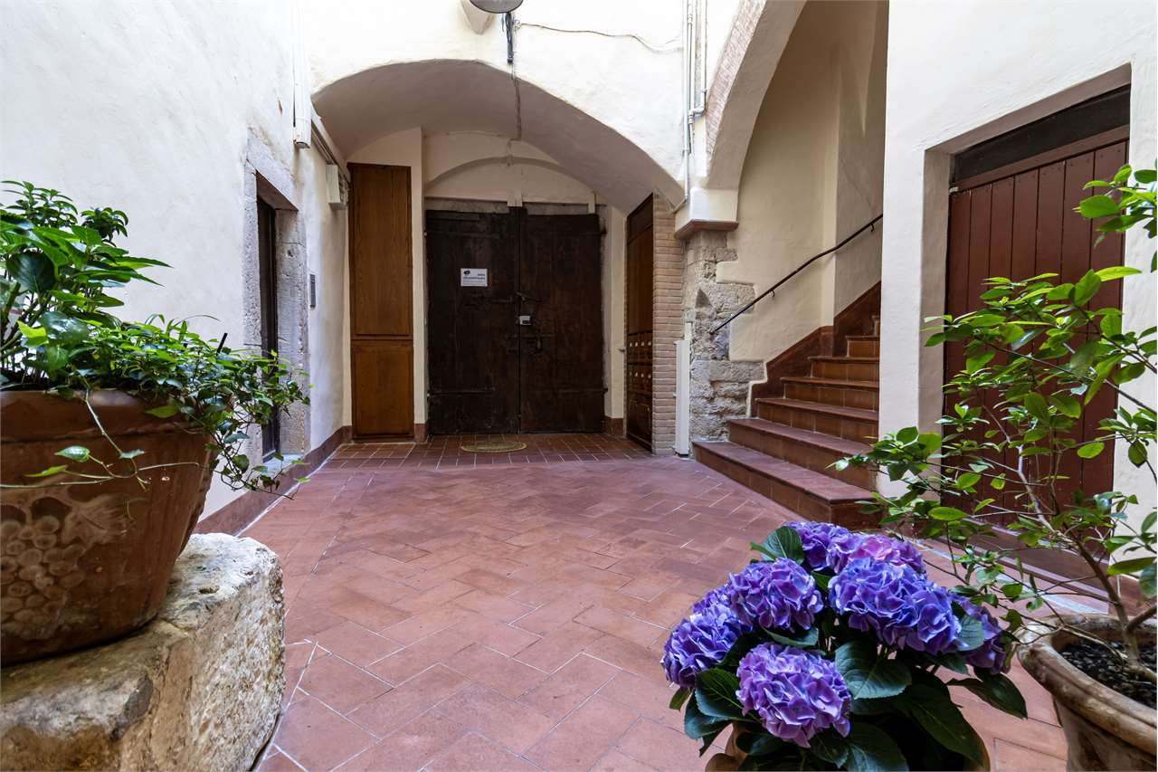 Affascinante appartamento recentemente ristrutturato in centro storico a Spoleto — in vendita a Spoleto — anteprima 85