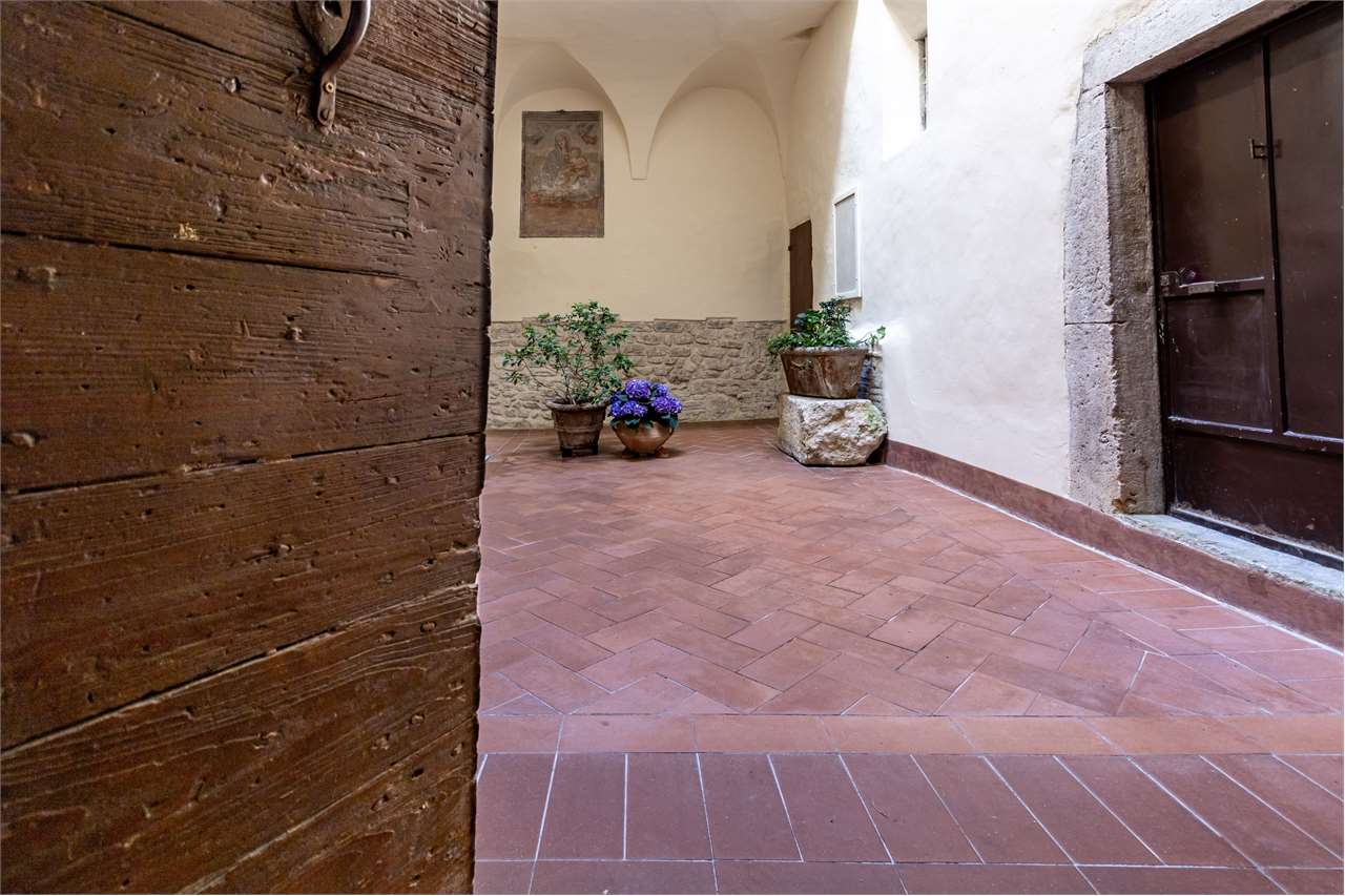 Affascinante appartamento recentemente ristrutturato in centro storico a Spoleto — in vendita a Spoleto — anteprima 86