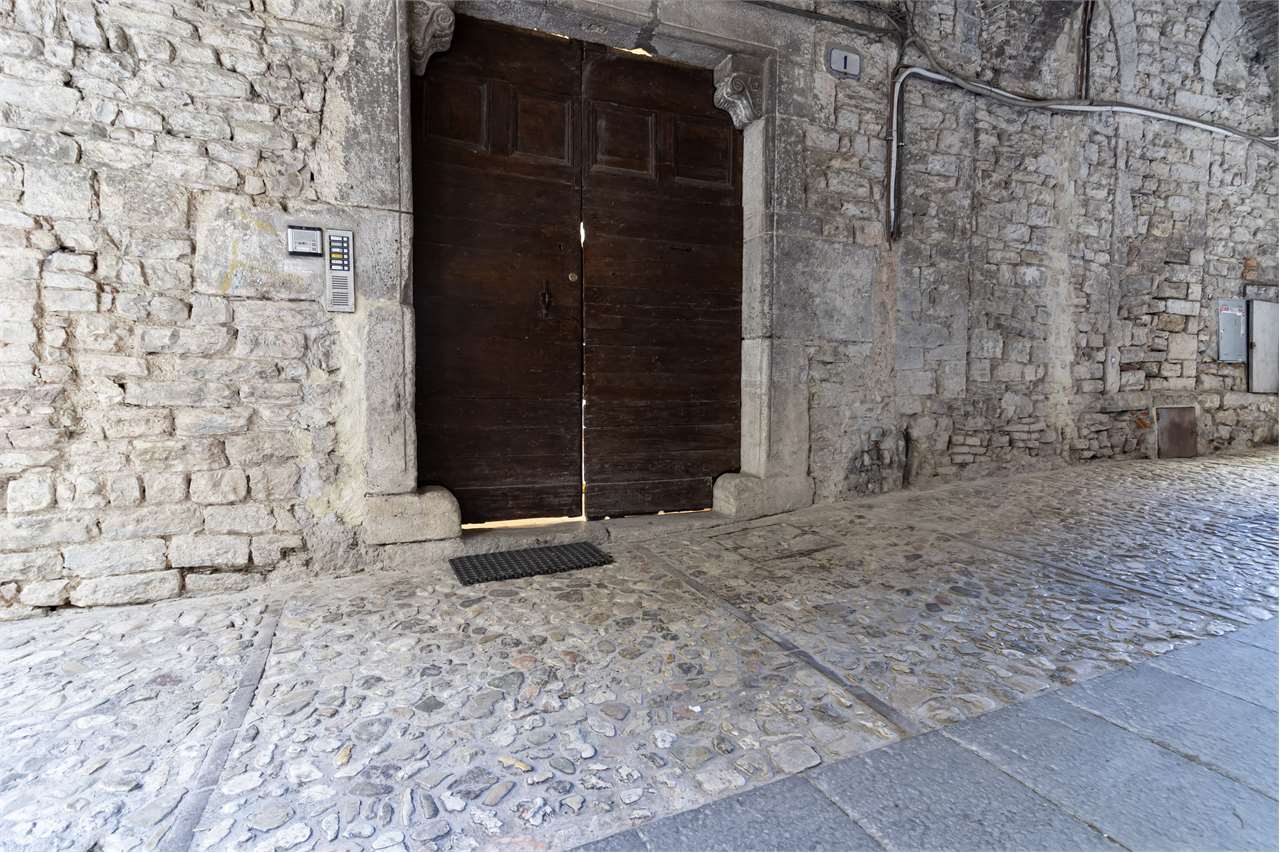 Affascinante appartamento recentemente ristrutturato in centro storico a Spoleto — in vendita a Spoleto — anteprima 87