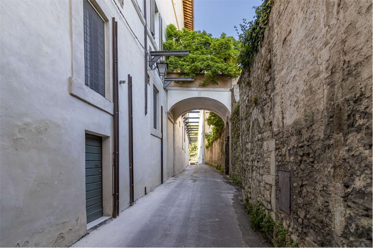 Affascinante appartamento recentemente ristrutturato in centro storico a Spoleto — in vendita a Spoleto — anteprima 88