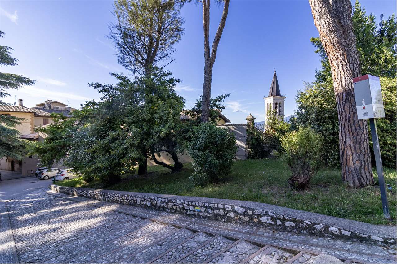 Affascinante appartamento recentemente ristrutturato in centro storico a Spoleto — in vendita a Spoleto — anteprima 3