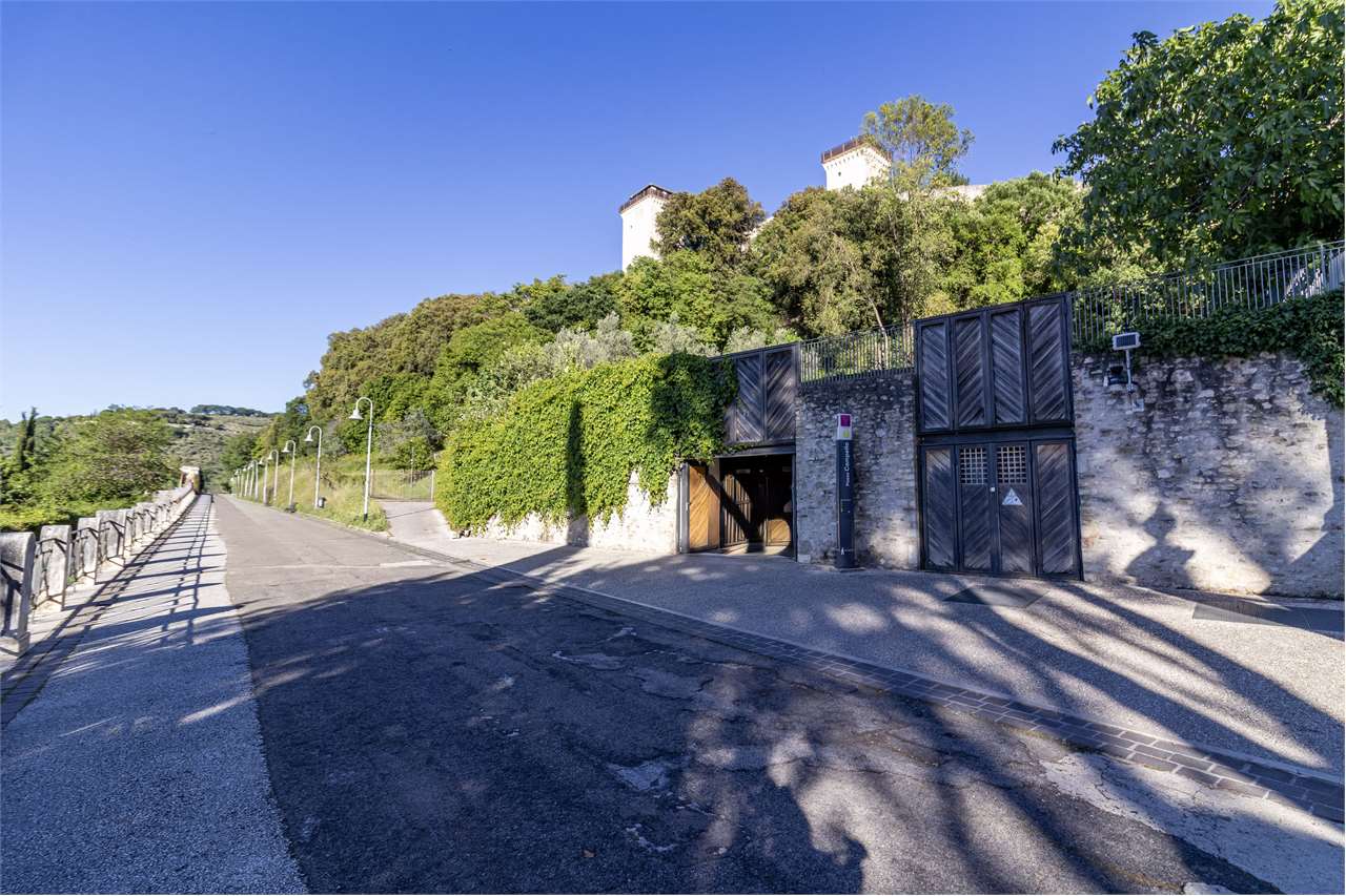 Affascinante appartamento recentemente ristrutturato in centro storico a Spoleto — in vendita a Spoleto — anteprima 90