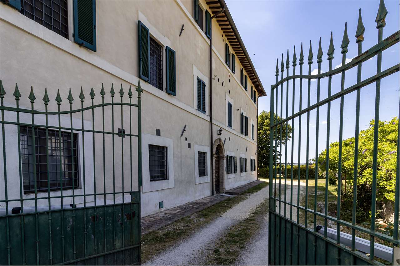 Dimora di charme in casale storico del XVIII secolo con giardino privato e garage — di prestigio in vendita a Spoleto — anteprima 5