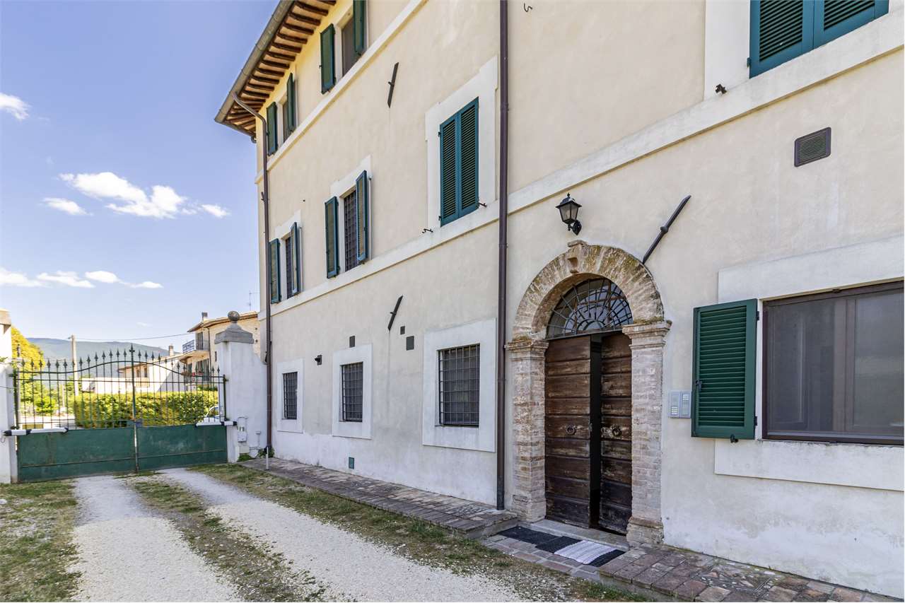 Dimora di charme in casale storico del XVIII secolo con giardino privato e garage — di prestigio in vendita a Spoleto — anteprima 7