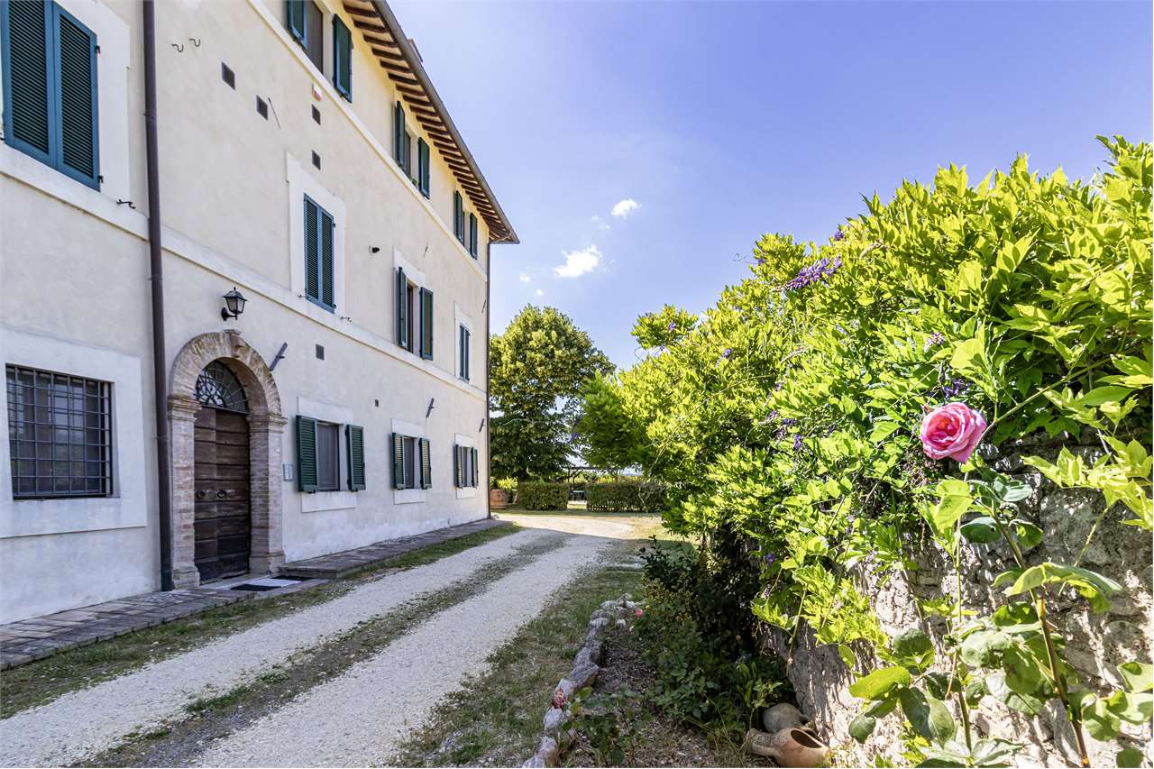 Dimora di charme in casale storico del XVIII secolo con giardino privato e garage — di prestigio in vendita a Spoleto — anteprima 8