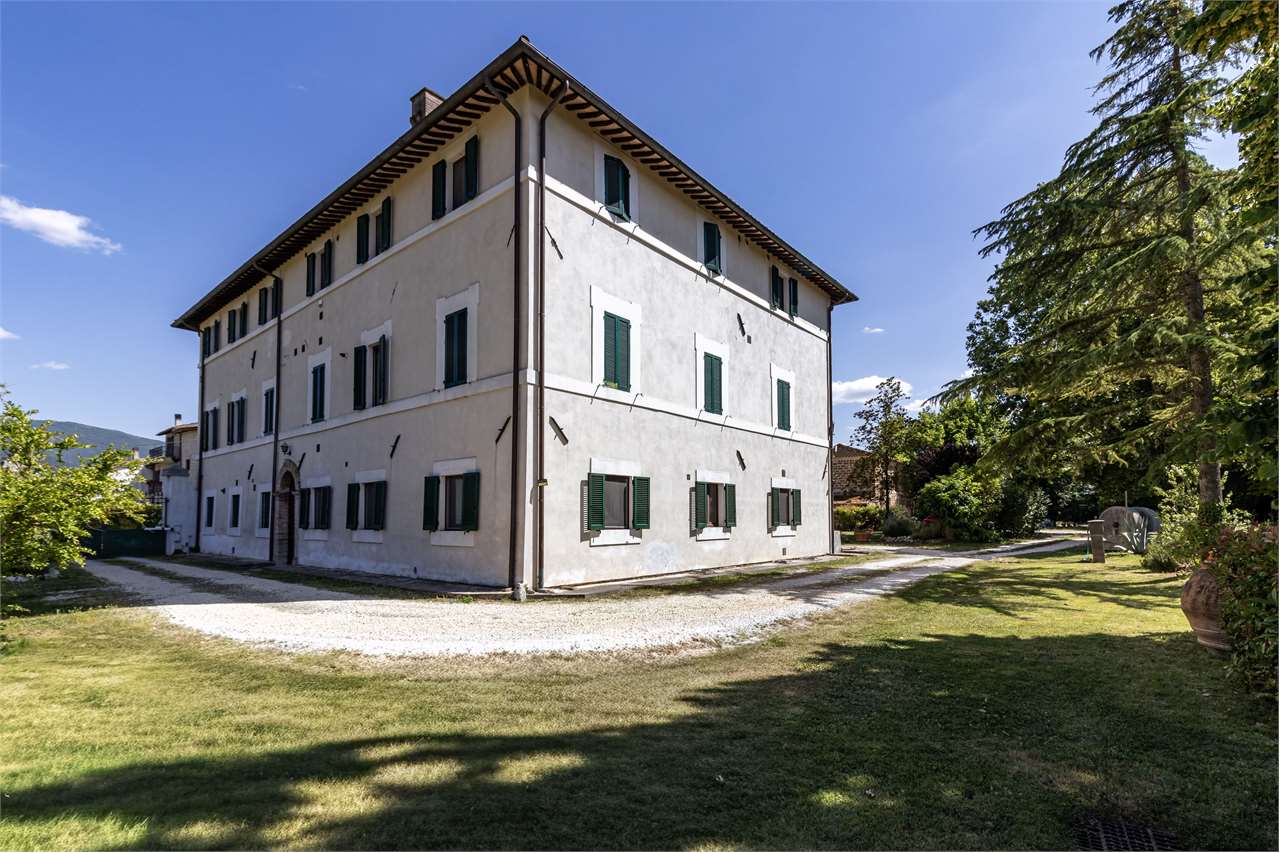 Dimora di charme in casale storico del XVIII secolo con giardino privato e garage — di prestigio in vendita a Spoleto — anteprima 9