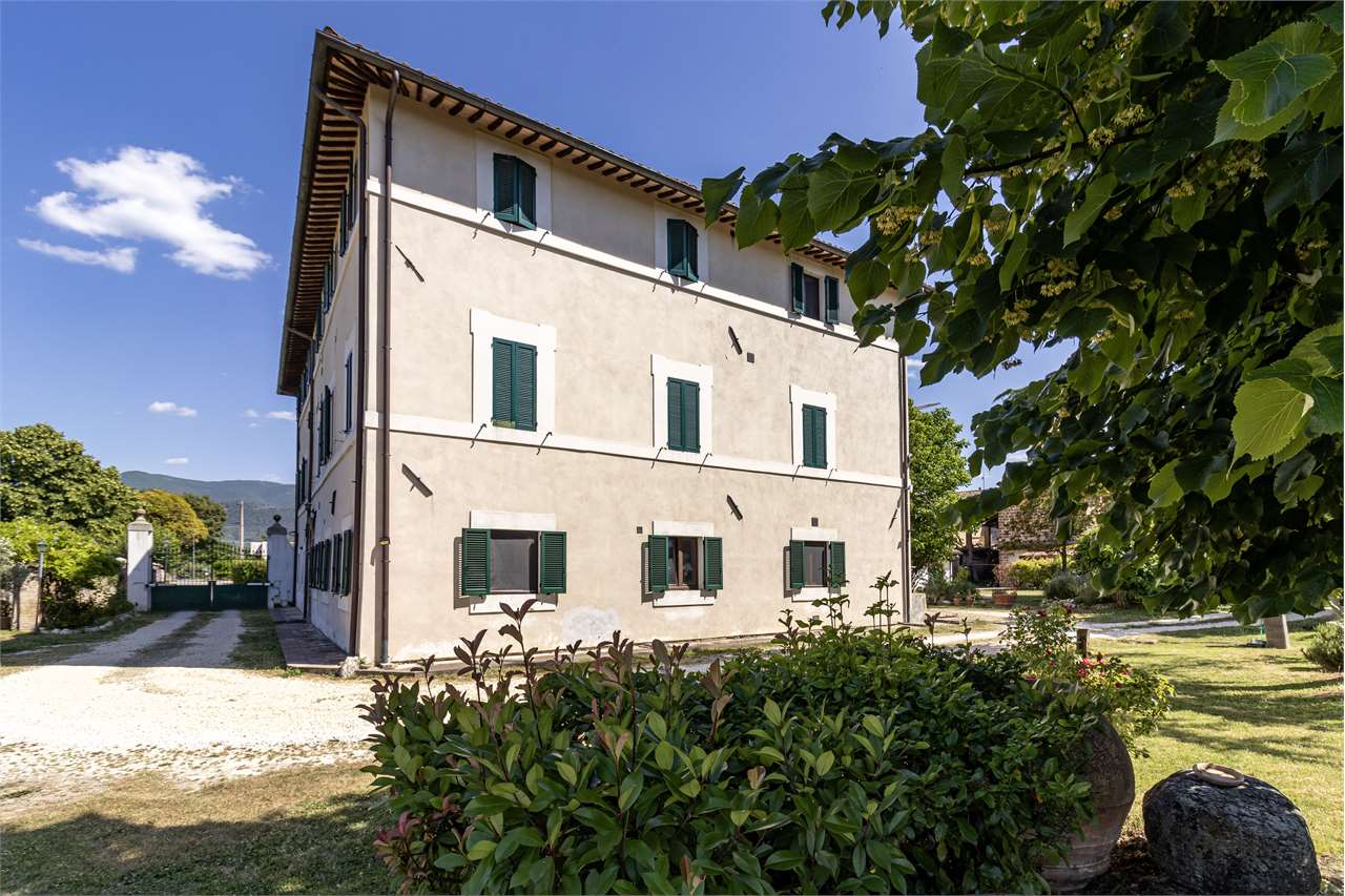 Immobile di prestigio in vendita — Spoleto, PG · Dimora di charme in casale storico del XVIII secolo con giardino privato e garage