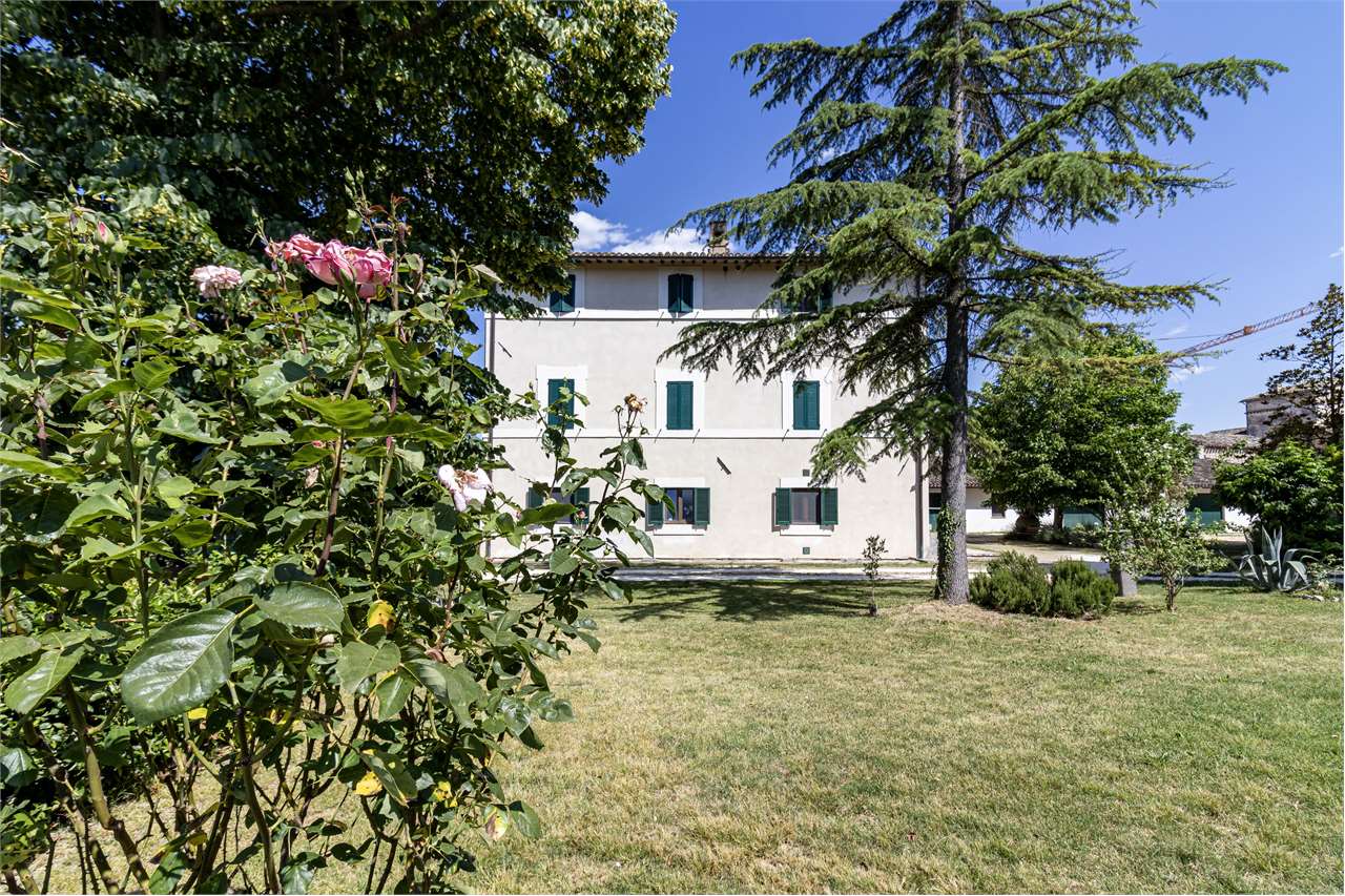 Dimora di charme in casale storico del XVIII secolo con giardino privato e garage — di prestigio in vendita a Spoleto — anteprima 12