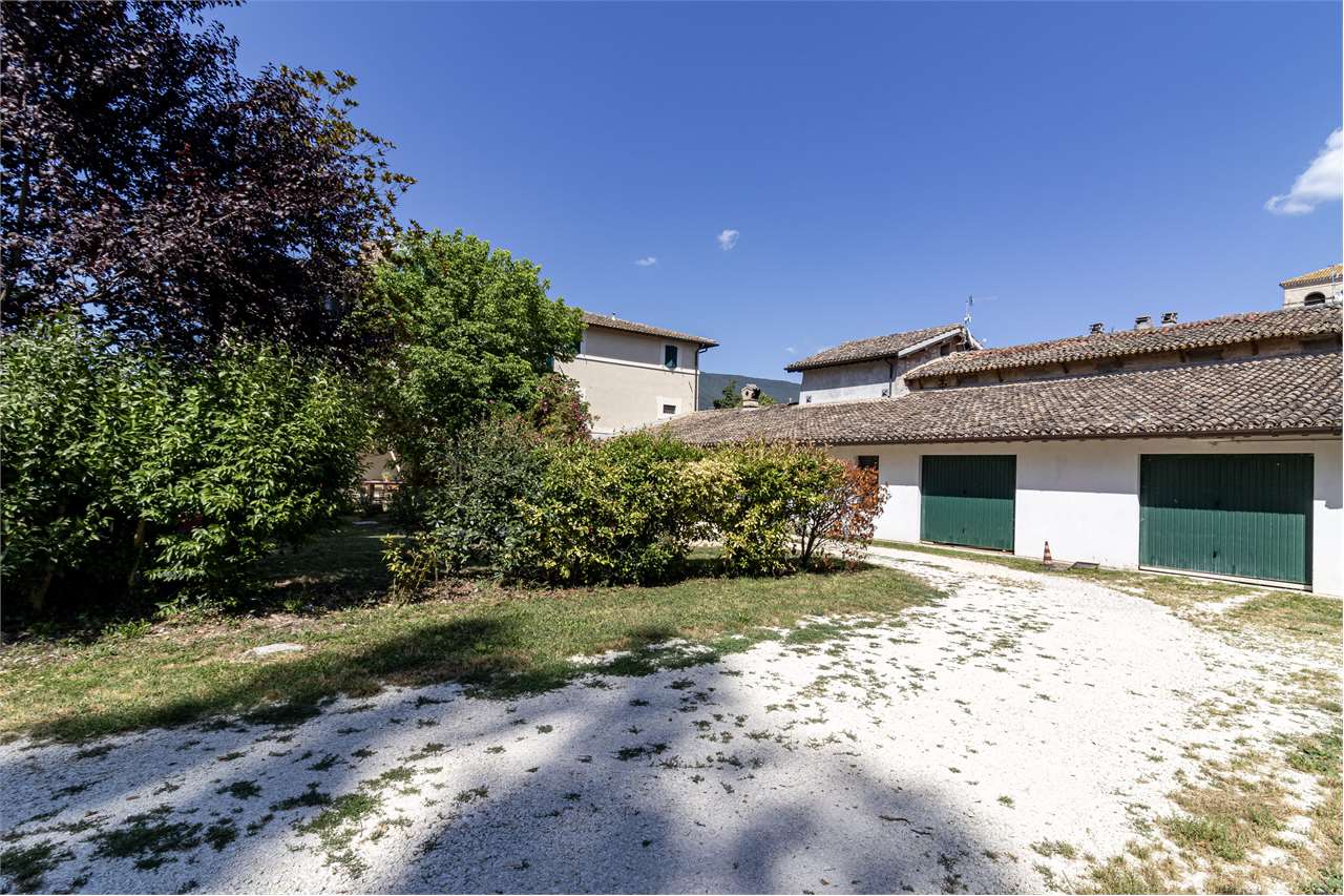 Dimora di charme in casale storico del XVIII secolo con giardino privato e garage — di prestigio in vendita a Spoleto — anteprima 15