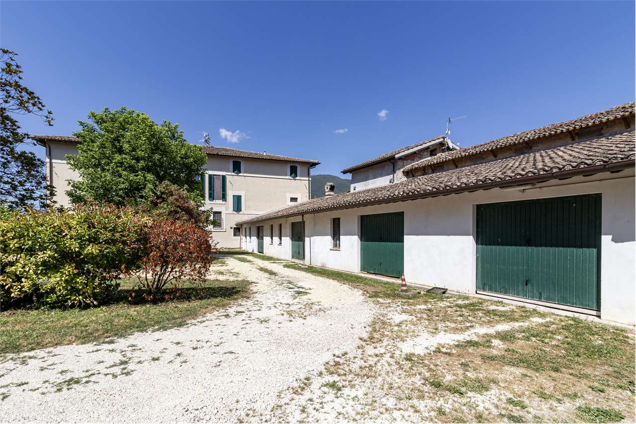 Dimora di charme in casale storico del XVIII secolo con giardino privato e garage — di prestigio in vendita a Spoleto — anteprima 16