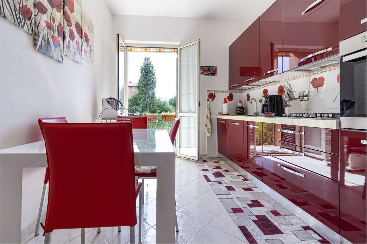 Spoleto centro, ampio appartamento con garage.