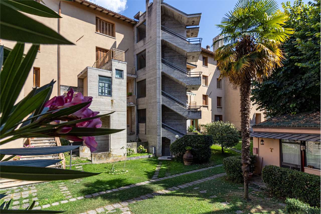 SPOLETO | GRANDE APPARTAMENTO IN CENTRO STORICO CON POSTO AUTO E GIARDINO IN COMUNE